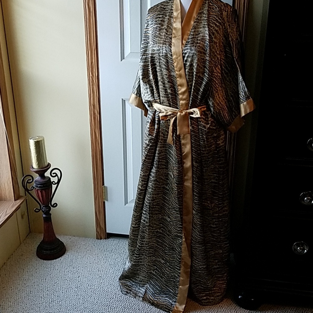 Elegant Nightgown, Robe, and Matching Hanger Set